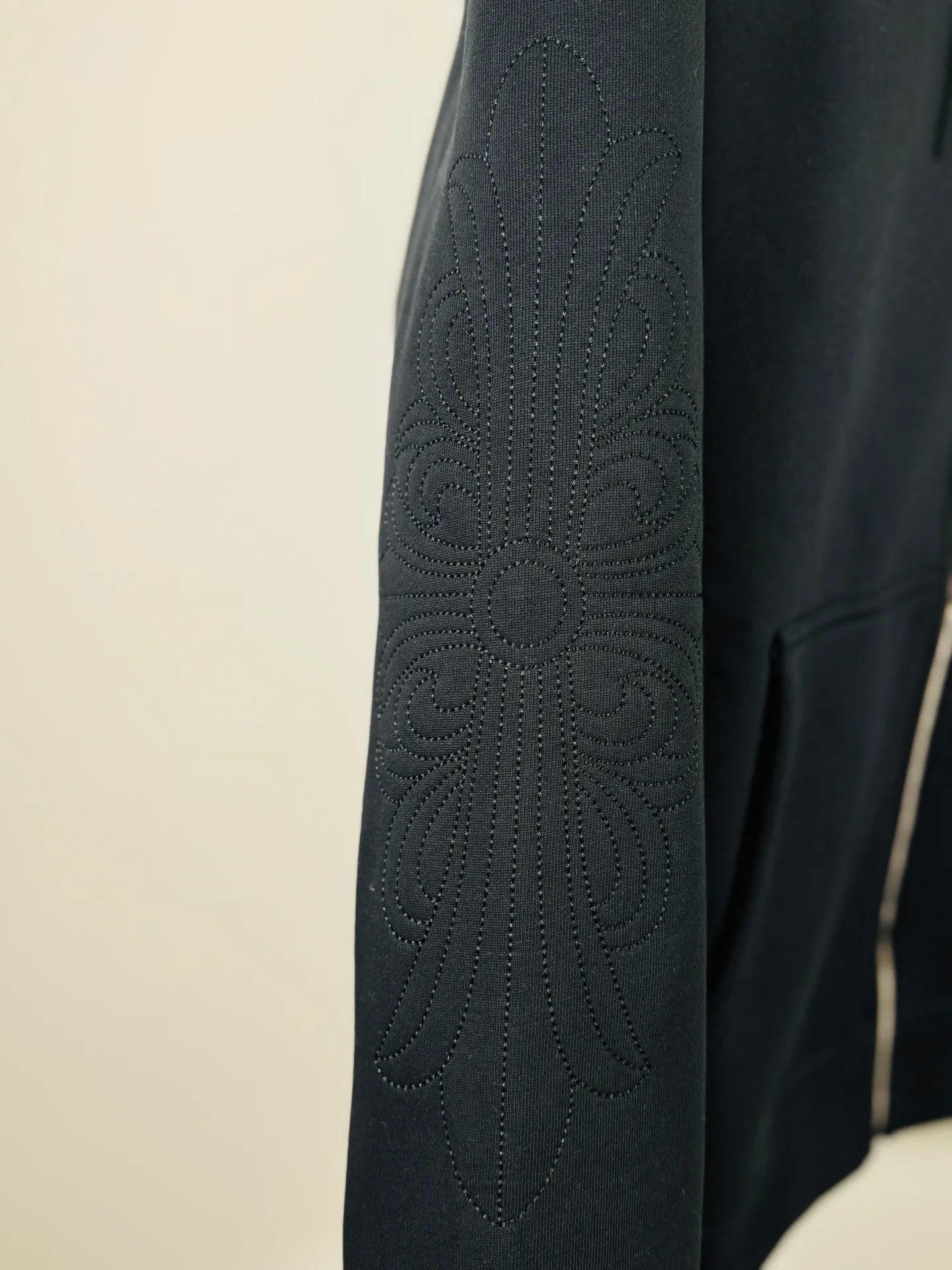 P380 top version, real shot without P, ​​different from market currency) 𝗖𝗵𝗿𝗼𝗺𝗲 𝗛𝗲𝗮𝗿𝘁𝘀/Cro Heart 2025 washed and burned flower patch embroidered autumn and winter new original single counter American patchwork 3D three-dimensional couple casual cardigan plus velvet jacket 👑The highest version! Customized fabric 550g tripe terry fabric! American acid-washed and distressed original fabric, laser burning + patch embroidery, exquisite embroidery of letters! The best-selling model in the counter, very comfortable to wear. Accessories: original molded and authenticated collar label➕100% silk wash label. Genuine purchase-grade original hangtag➕matching hanging rope➕3D hanging beads➕original packaging bag. Craftsmanship: The original version has consistent wiring! The highest version of the armhole matching technique! Color: Black Size: S M L XL Style No.: 25-372